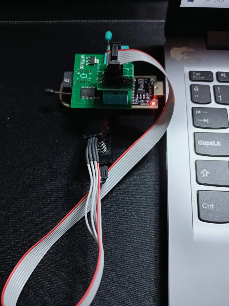 Programlayıcı ve klips ile laptop BIOS çipi yazılımı yükleme